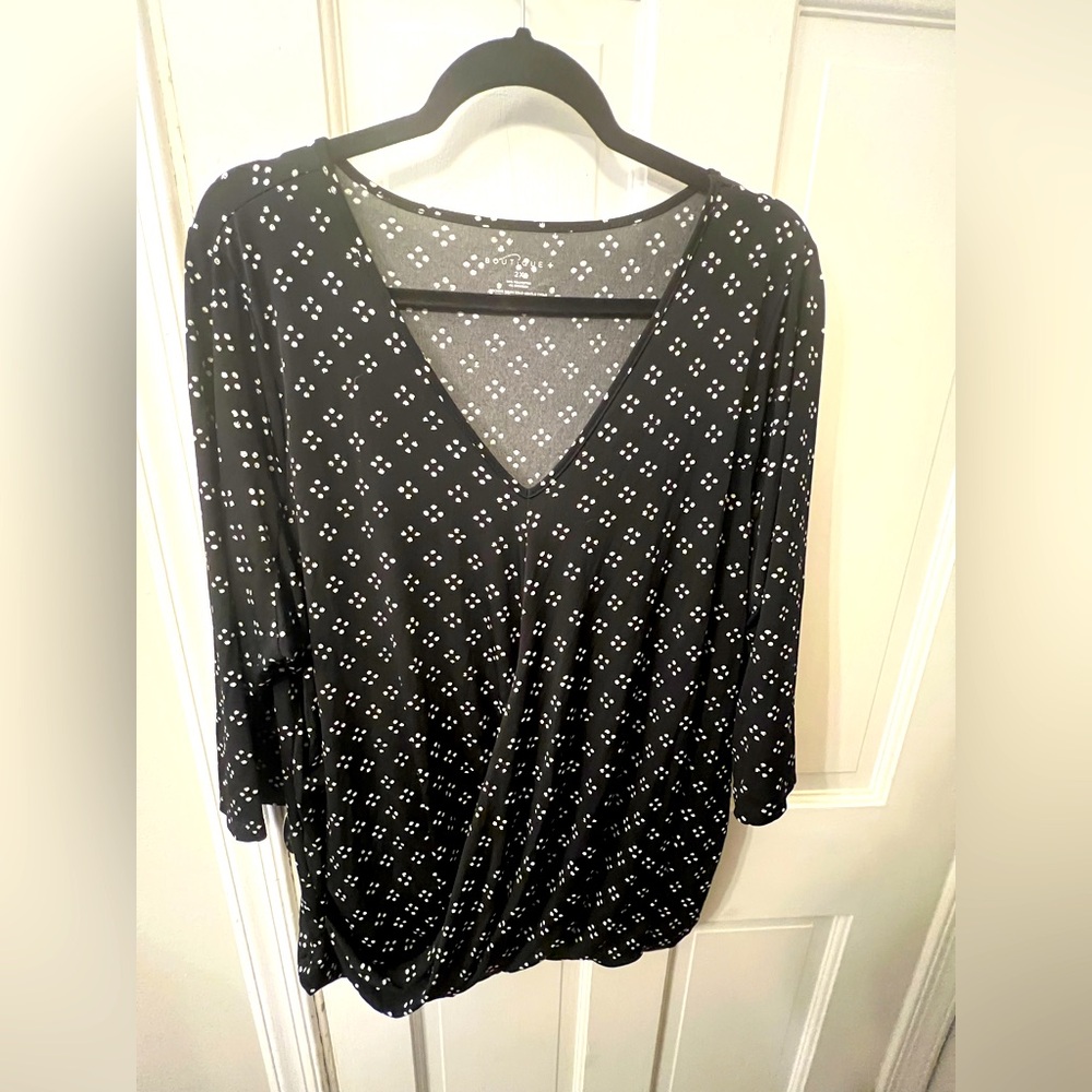 Boutique black and white faux wrap front top - size 2x